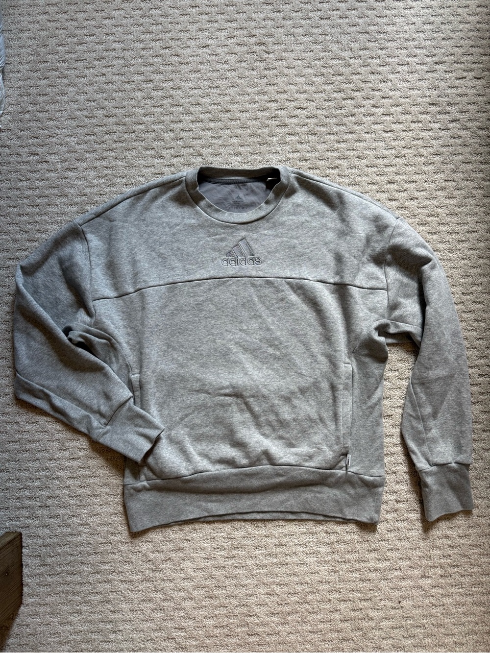 Adidas Men’s Light Gray Crewneck Sweatshirt with Logo